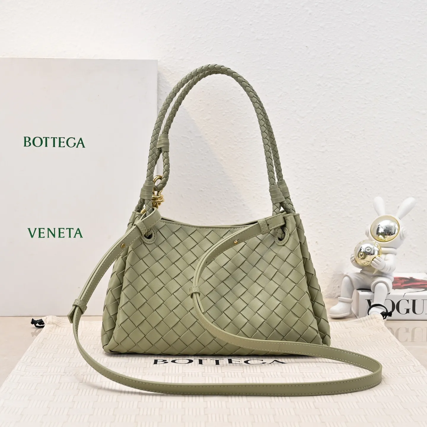 Batch 2060 BOTTEGA VENETA 2025 Autumn New Product Medium Parachuta The long-awaited new medium parachuta is here, with a unique appearance and iconic metal knots, and a whole piece of leather folds the four corners into a parachute shape! The exquisite Knot metal buckle is like putting jewelry on a bag. It is high-end and elegant. Its super capacity can hold all your things! The overall effect of this bag is very different from before. It is neither too delicate to provide a large capacity nor too bulky because of its practicality. It simply provides a perfectly suitable bag for casual and simple people👜 Style number: 5921 Size: 29.5*18.5*17.5cm